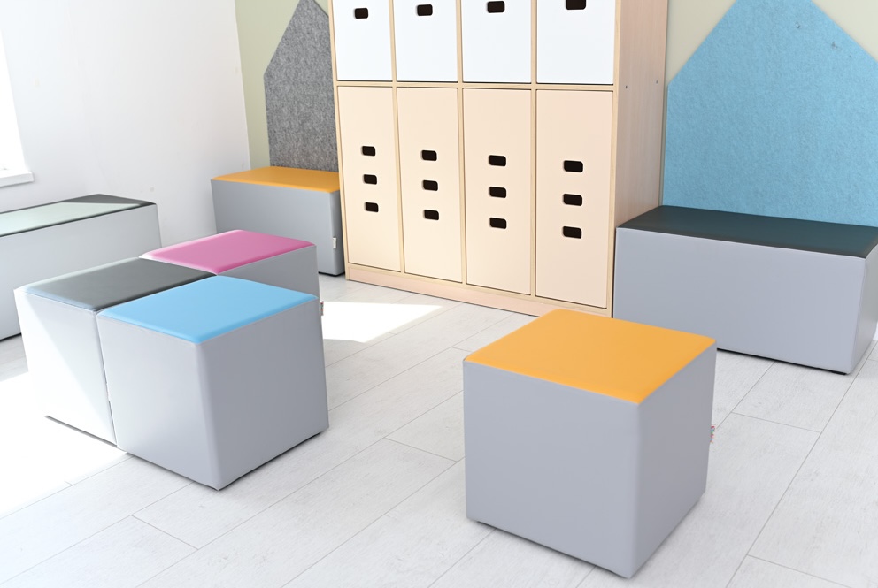 Banquette adulte dans un espace d’accueil de crèche pour faciliter la séparation